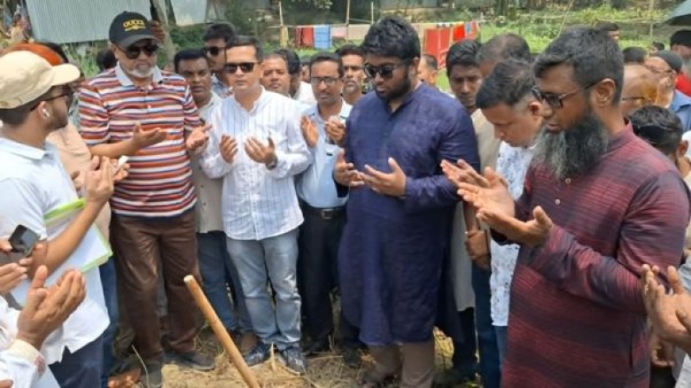 খাল খননের মাধ্যমে প্রধানমন্ত্রী কৃষকদের আত্মনির্ভরতা বাড়ানোর চেষ্টা করছেন